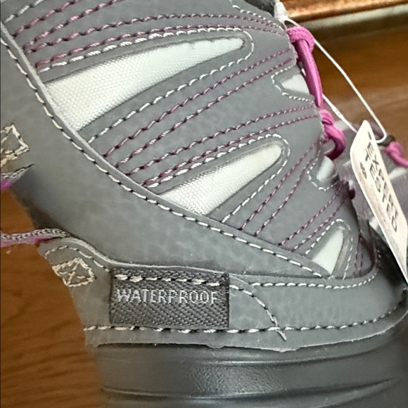 Merrell Gray/Berry little Kids' Snow Boots. Size 5 little kids. - Picture 10 of 14